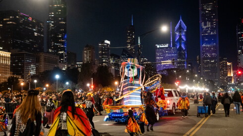 Carrozas y participantes del desfile avanzan hacia el norte por Columbus Drive durante el desfile de Halloween Arts in the Dark.