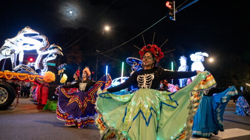 Bailadoras del Ballet Folklórico Xochitl participan en el desfile de Halloween Arts in the Dark en Columbus Drive.