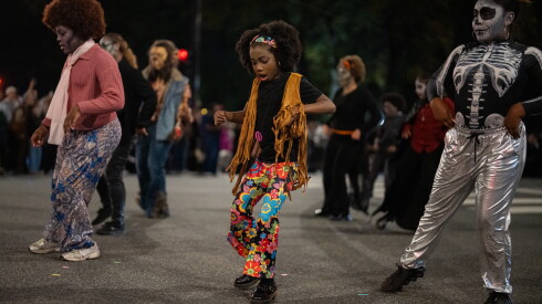 Niños bailan durante el desfile de Halloween Arts in the Dark en Columbus Drive.