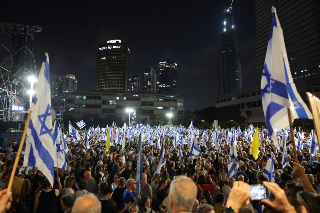 Dezenas de milhares reunidos no centro de telavive para exigir mudança 2026 - justiça - iustitia. Bg Israel