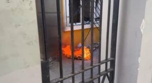 Dita e pestë e protestës, rruga bllokohet me koshat e mbeturinave që u vihet flaka! Të rinjtë sulmojnë me gurë, Policia i zmbraps me gaz e ujë 2026