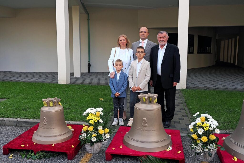 Ivana xxiii dubrava u svečanom ozračju župa sv. Ivana xxiii. Obilježila 25. Obljetnicu uz blagoslov zvona 2026 dubrava sve anom ozra upa ivana xxiii obilje ila obljet 1 ivana xxiii iustitia. Bg četvrt stoljeća postojanja, vjere i zajedništva obilježeno je u nedjelju u župi sv. Ivana xxiii. , pape, u zagrebačkoj dubravi. Velika župna proslava okupila je vjernike i brojne uzvanike, a središnji događaji bili su... Dubrava u svečanom ozračju župa sv. Ivana xxiii. Obilježila 25. Obljetnicu uz blagoslov zvona 2026 2026-10-12 15:03:00 iustitia. Bg pravda - iustitia. Bg ivana xxiii