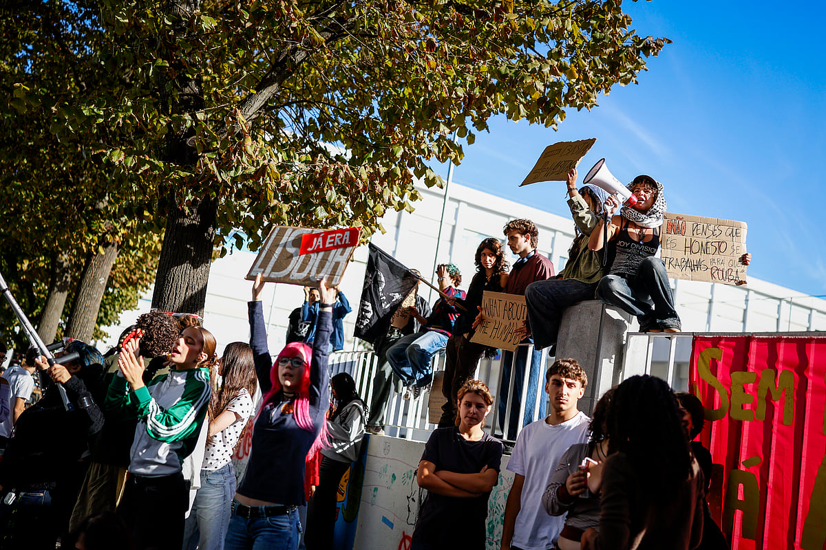 Estudantes bloqueiam escolas em lisboa: "ocupamos as ruas para exigir habitação, ocuparemos as escolas para exigir educação" 2026 - justiça - iustitia. Bg Estudantes estudantes bloqueiam escolas em lisboa: "ocupamos as ruas para exigir habitação, ocuparemos as escolas para exigir educação" 2026 estudantes bloqueiam escolas lisboa ocupamos ruas para 1 estudantes centenas de estudantes estão a bloquear na manhã desta sexta-feira, 23 de outubro, duas escolas secundárias em... Iustitia. Bg estudantes bloqueiam escolas em lisboa: "ocupamos as ruas para exigir habitação, ocuparemos as escolas para exigir educação" 2026 2026-10-23 11:10:29 justiça - iustitia. Bg estudantes
