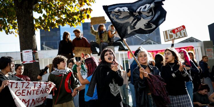 Estudantes bloqueiam escolas em lisboa: "ocupamos as ruas para exigir habitação, ocuparemos as escolas para exigir educação" 2026 - justiça - iustitia. Bg Estudantes bloqueiam escolas em lisboa: "ocupamos as ruas para exigir habitação, ocuparemos as escolas para exigir educação" 2026