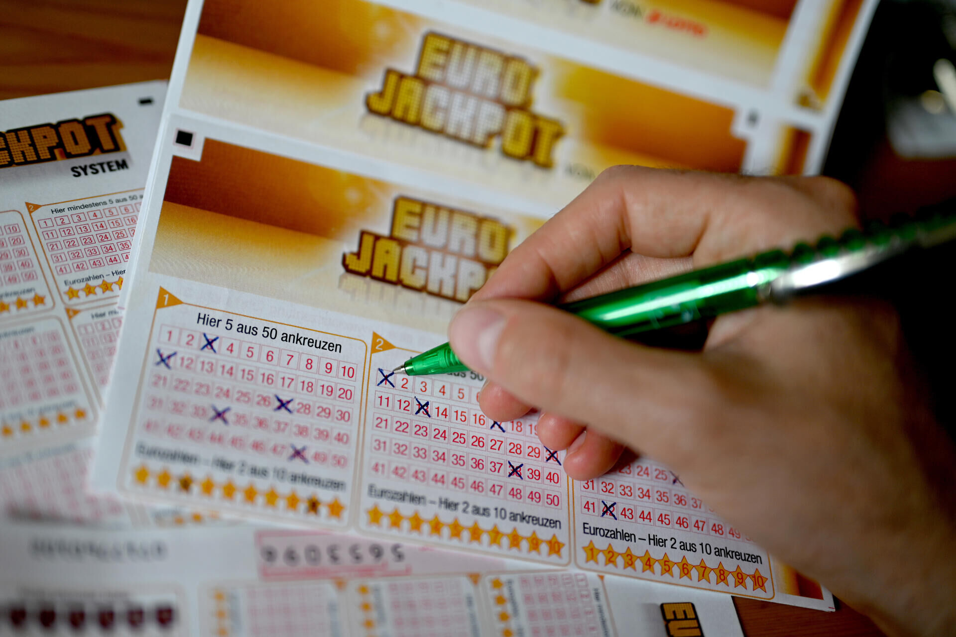 Eurojackpot am dienstag, 20. Oktober 2026: gewinnzahlen und quoten der aktuellen ziehung 2026 - iustitia. Bg - gerechtigkeit Eine person füllt mit einem kugelschreiber einen eurojackpot-schein aus - ein paar gewinnzahlen und eurozahlen wurden bereits angekreuzt.