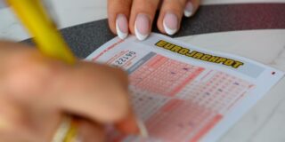 Eurojackpot am dienstag, 20. Oktober 2026: gewinnzahlen und quoten der aktuellen ziehung 2026 - iustitia. Bg - gerechtigkeit Eine frau fühlt einen eurojackpot-schein aus