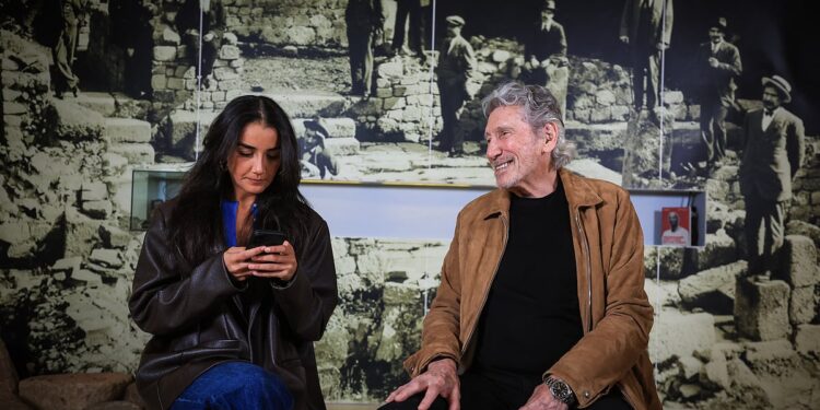 “europa está a arder” contra elite que governa, diz roger waters que atua no festival escritaria 2026