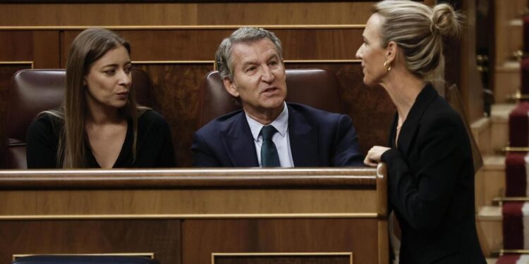 Feijóo apuesta por perfiles duros para competir con vox 2026