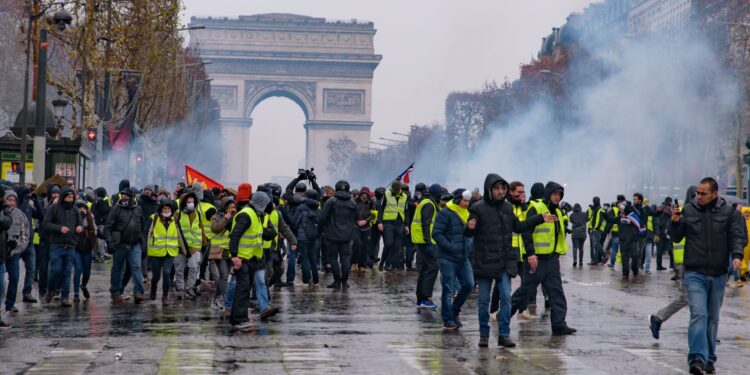 Frankreich brennt – und die juso-zündler wollen den brand importieren 2026 - justiz Frankreich brennt – und die juso-zündler wollen den brand importieren 2026