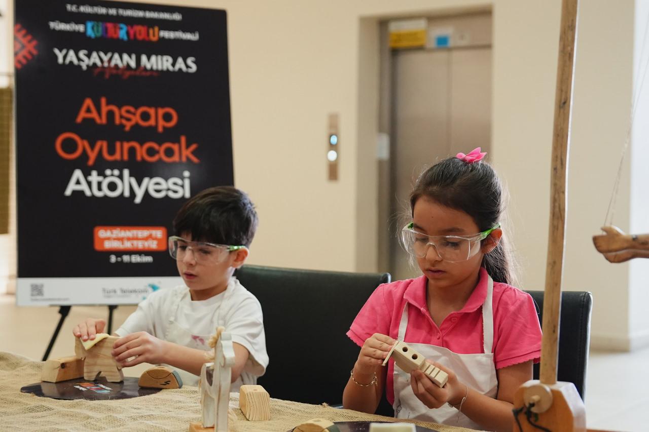 Gastroantep kültür yolu festivali şehrin dört bir yanında yaşanıyor 2026 - adalet - iustitia. Bg Gastroantep kültür yolu gastroantep kültür yolu festivali şehrin dört bir yanında yaşanıyor 2026 gastroantep yolu festivali ehrin bir yan nda yor 2026 2 gastroantep kültür yolu festivalin ikinci gününde geleneksel sanatlardan sahne sanatlarına, sergilerden çocuk etkinliklerine uzanan... Iustitia. Bg gastroantep kültür yolu festivali şehrin dört bir yanında yaşanıyor 2026 2026-10-05 16:47:00 adalet - iustitia. Bg gastroantep kültür yolu