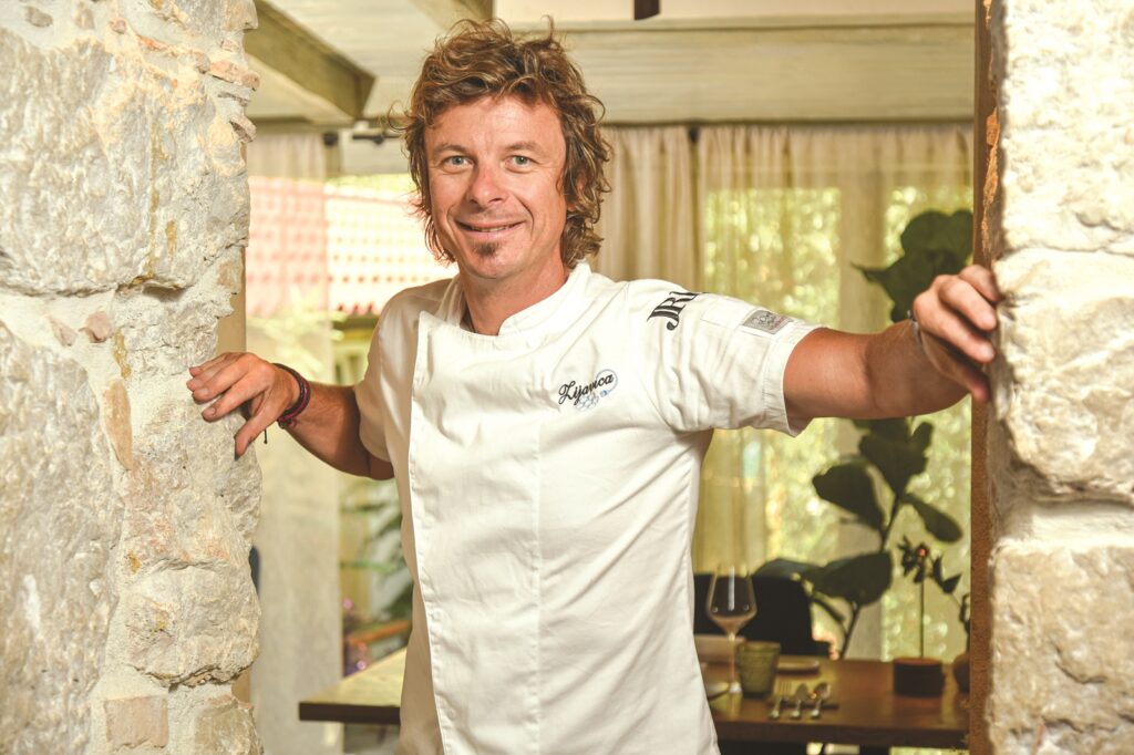 Photo saša zinaja gault&millau chef godine stiven vunić ‘trendovi stalno iskaču ‘iz paštete’, ali ne smijemo zaboraviti tko smo’ 2026 gault millau chef godine stiven vuni trendovi stalno is 8 photo saša zinaja iustitia. Bg chef godine prema gault&millau, vlasnik i chef zijavice u mošćeničkoj dragi, stiven vunić jedan je od najprepoznatljivijih predstavnika moderne kvarnerske gastronomije. No iza nagrada i punih stolova stoji chef koji... Gault&millau chef godine stiven vunić ‘trendovi stalno iskaču ‘iz paštete’, ali ne smijemo zaboraviti tko smo’ 2026 2026-10-24 18:38:19 iustitia. Bg pravda - iustitia. Bg photo saša zinaja