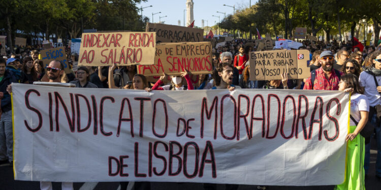 Gente de todas as idades ocupa avenida da liberdade, em lisboa e pede greve geral 2026