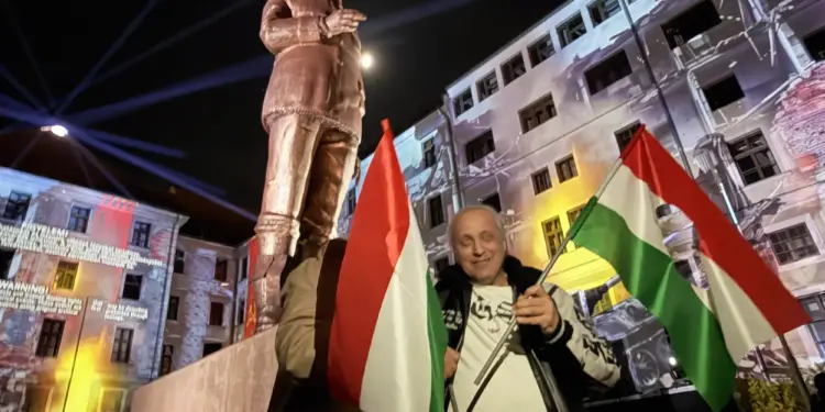 Végtelenszer ledönthető, visszapattanós sztálin-szoborral tette „átélhetővé” a főváros a „népfelséget" 2026 - igazságszolgáltatás - iustitia. Bg Végtelenszer ledönthető, visszapattanós sztálin-szoborral tette „átélhetővé” a főváros a „népfelséget" 2026