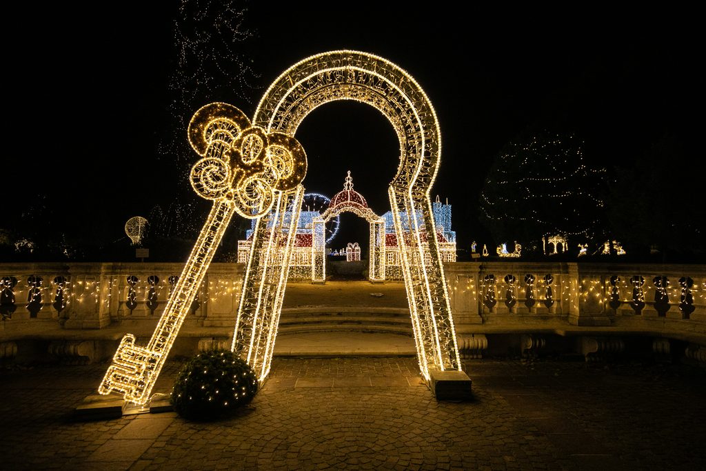 Gyerekrajzokból született fényszobrok és jubileumi fényvilág várja a látogatókat a gödöllői királyi kastélyban 2026 - igazságszolgáltatás - iustitia. Bg Gödöllői királyi gyerekrajzokból született fényszobrok és jubileumi fényvilág várja a látogatókat a gödöllői királyi kastélyban 2026 gyerekrajzokb letett nyszobrok jubileumi nyvil rja toga 4 gödöllői királyi október 24-től látogatható a gödöllői királyi kastély parkjában az utazás a fények birodalmában – erzsébet királyné... Iustitia. Bg gyerekrajzokból született fényszobrok és jubileumi fényvilág várja a látogatókat a gödöllői királyi kastélyban 2026 2026-10-24 14:46:00 igazságszolgáltatás - iustitia. Bg gödöllői királyi