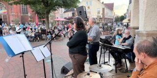 Haltern singt auf dem vollen marktplatz: video von unserer live-übertragung zum nachschauen 2026 - iustitia. Bg - gerechtigkeit In der ganzen stadt weisen diese plakate auf die veranstaltung am 3. Oktober hin.