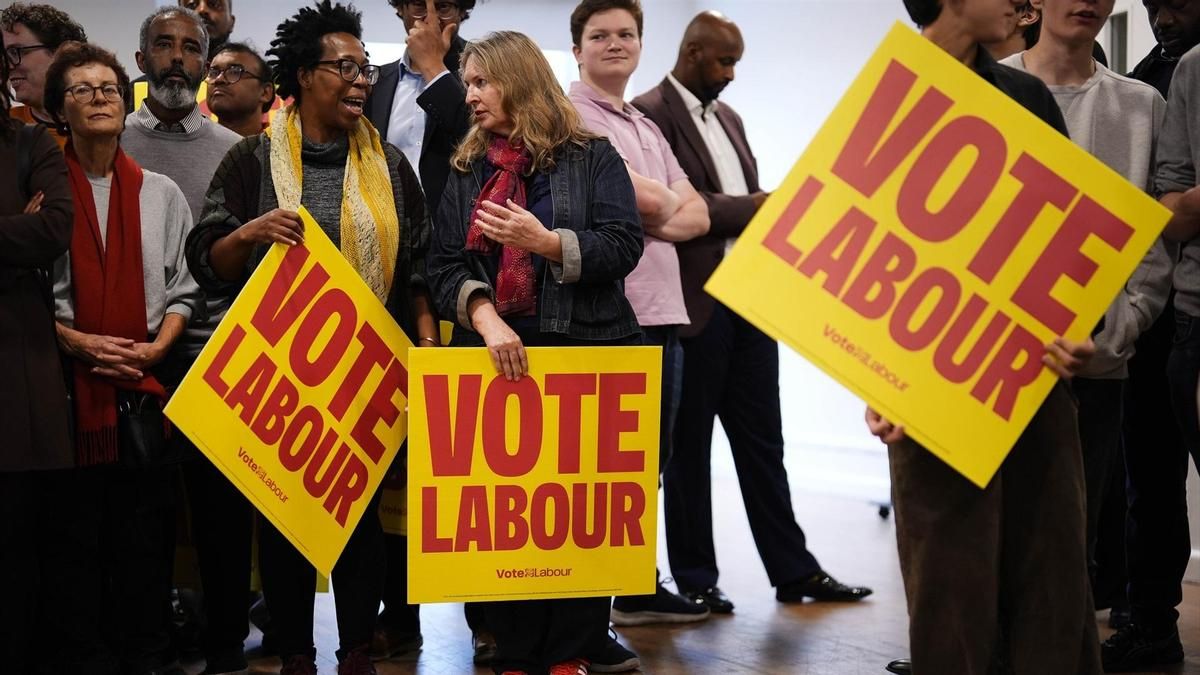 Qué han hecho los líderes de izquierda que siguen ganando elecciones en europa 2026 - justicia - iustitia. Bg Seguidoras del partido laborista el 9 de octubre, tras la victoria de sagal abdi-wali en las elecciones de holborn and st pancras, en londres.