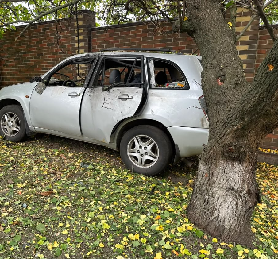 На харківщині російські дрони "полюють" на автівки: 1 людина загинула, 2 постраждали 2026 - справедливість - юстиция Пошкоджене авто у золочеві. Фото: віктор коваленко