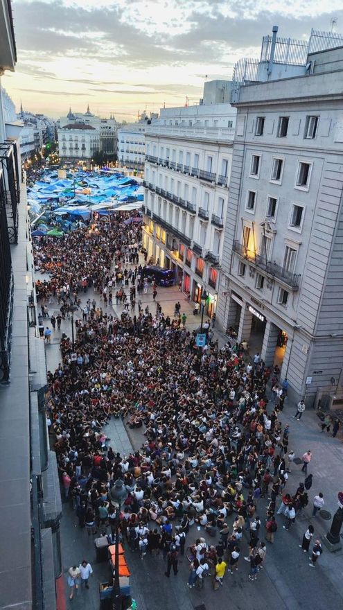 Uno de los accesos a la acampada de sol, en una imagen cenital