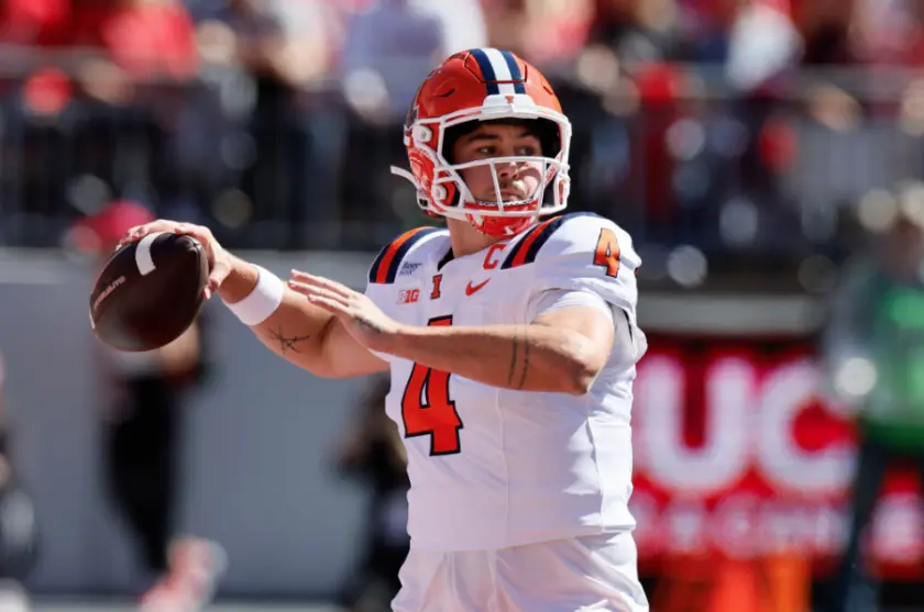 Illinois quarterback katin houser throws a pass during the first half of an ncaa college football game against ohio state, saturday, sept. 26, 2026, in columbus, ohio.