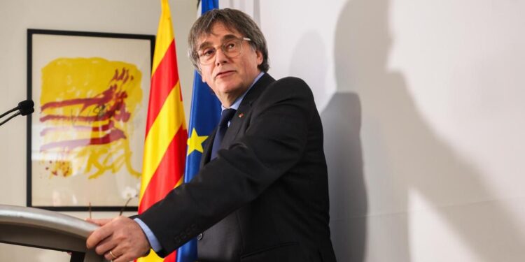 El juez llarena critica al constitucional pero confirma que puigdemont puede volver a españa sin ser detenido 2026