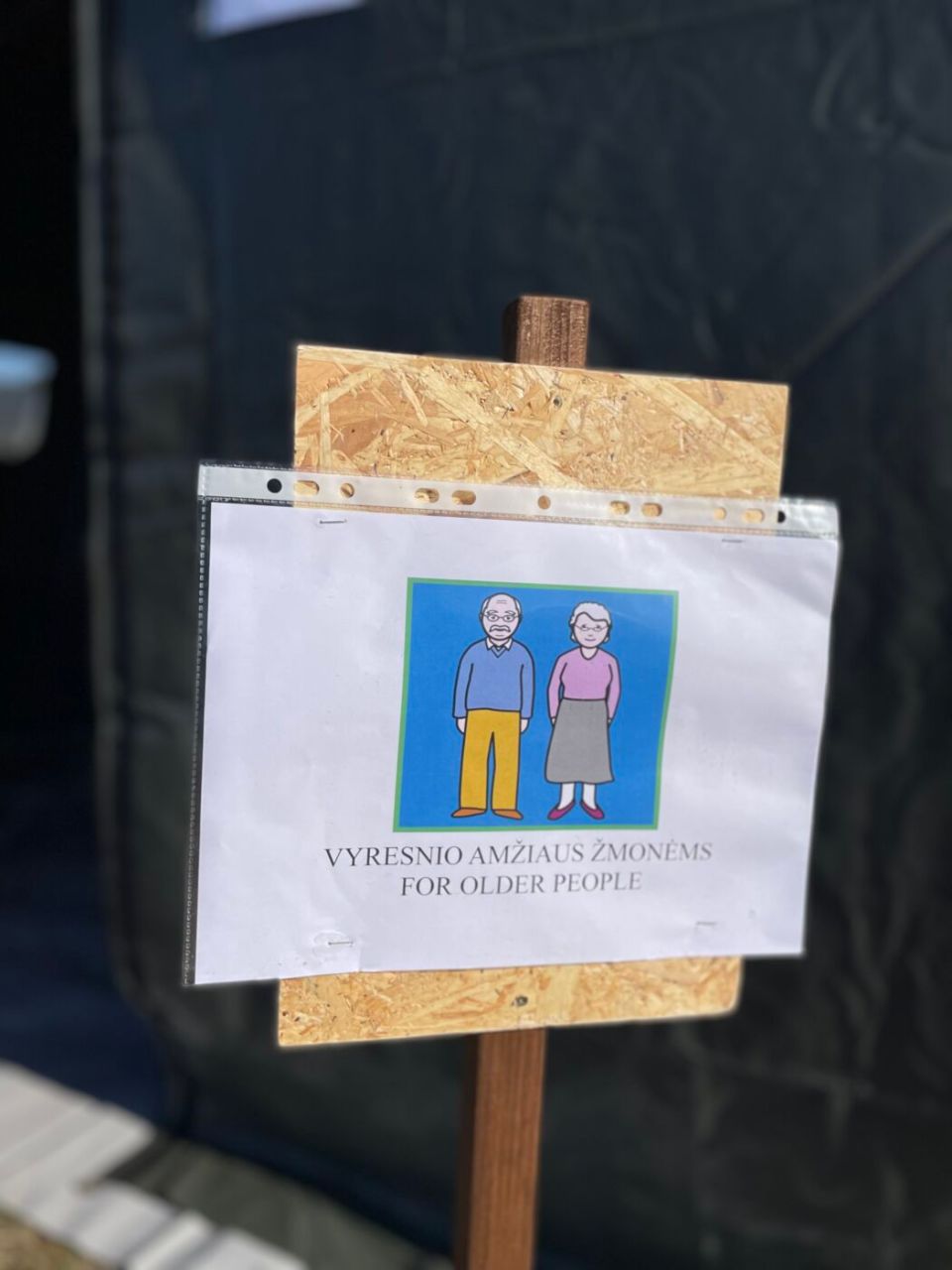 Ženklas, žymintis vyresnio amžiaus žmonėms skirtą stovyklos zoną.