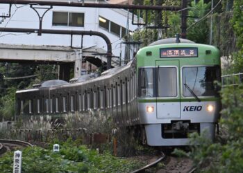 駒場東大前駅の接近メロディー、10月22日から「ただ一つ」「大空と」に 2026