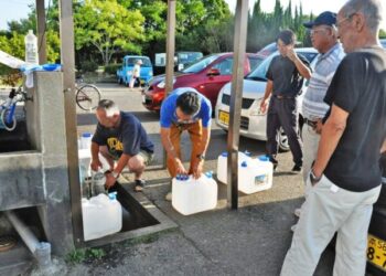 熊本地震から2カ月　毎日の水汲みで住民疲弊　生活用水絶たれ自力給水　行政の動き乏しく置き去りになる高齢者 2026