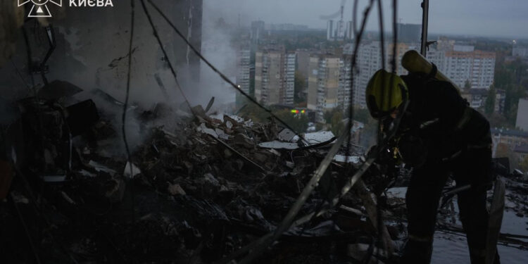 У києві після удару рф по багатоповерхівці під завалами знайшли тіла двох людей 2026