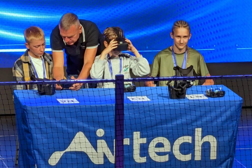 Dronų mokymų centras klaipėdoje atidarytas dronų mokymų centras 2026 klaip doje atidarytas dron mokym centras 2026 3 dronų mokymų centras iustitia. Bg per šiuos metus „airtech“ centre planuojama apmokyti apie 100 vaikų, dar 100 mokinių dronų valdymo ir konstravimo žinių įgis bendrojo ugdymo mokyklose. 2027 metais ketinama... Klaipėdoje atidarytas dronų mokymų centras 2026 2026-10-24 03:55:00 teisingumas - iustitia. Bg dronų mokymų centras