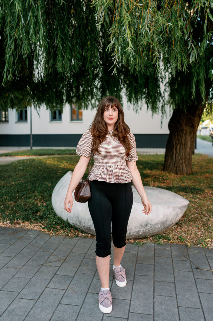 Andrea von andysparkles mit kompakter brauner Handtasche im Berliner Alltag