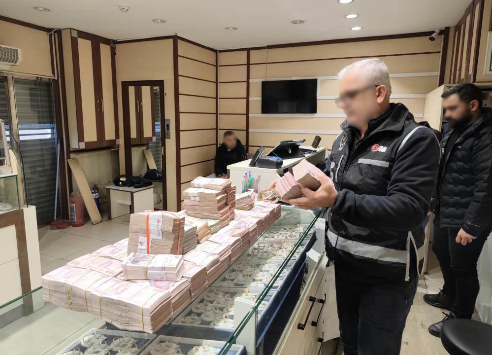 Kuriş soruşturmasında kuriş soruşturmasında yeni gelişme! F serisi 1 dolarlar ele geçirildi 2026 kuri soru turmas nda yeni geli serisi dolarlar ele iril 1 kuriş soruşturmasında ankara cumhuriyet başsavcılığınca yürütülen kuriş soruşturmasında karanlık para trafiği, şaibeli kuyumculuk... Iustitia. Bg kuriş soruşturmasında yeni gelişme! F serisi 1 dolarlar ele geçirildi 2026 2026-10-19 12:45:00 adalet - iustitia. Bg kuriş soruşturmasında