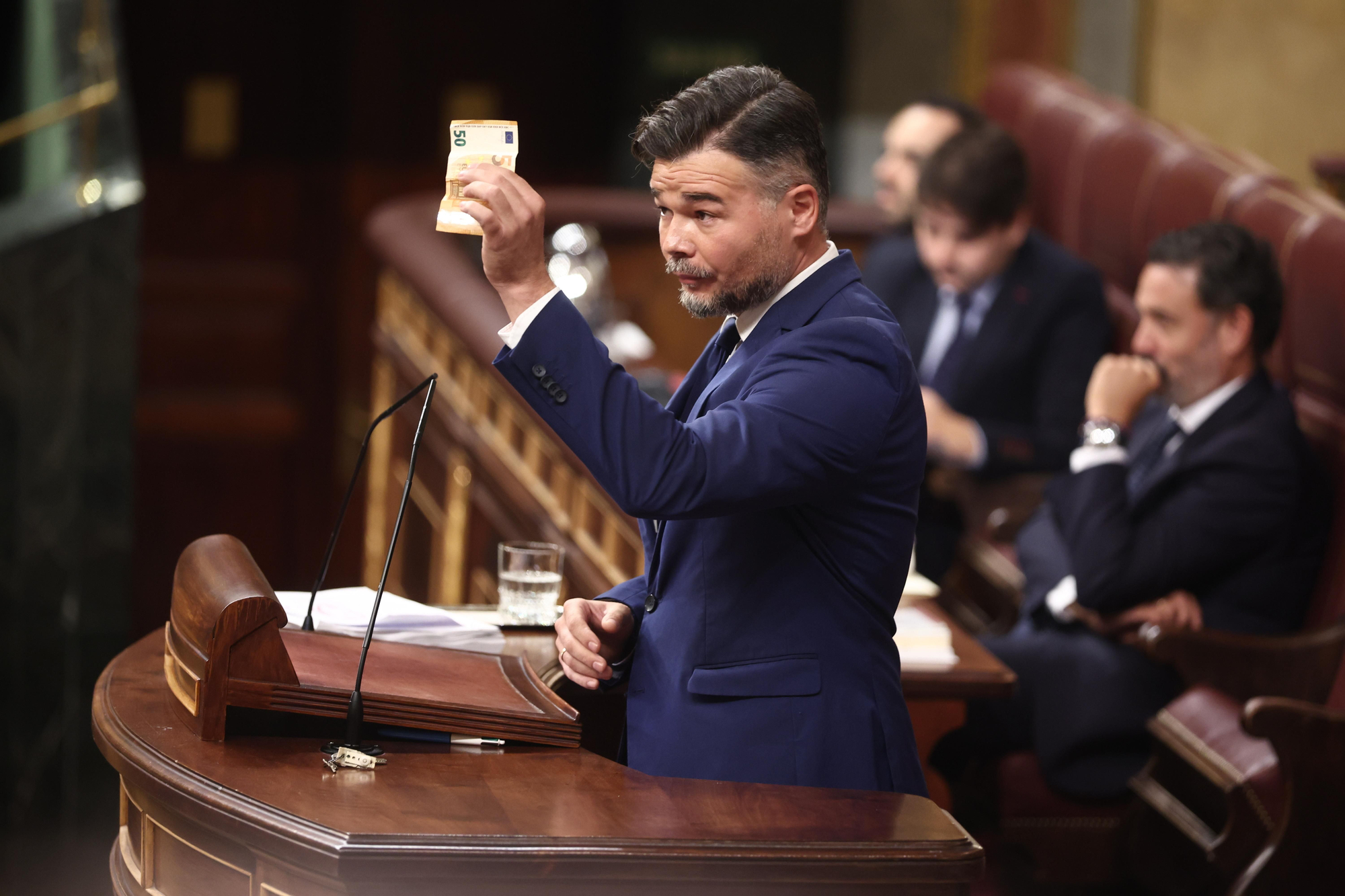 Vía libre a las elecciones de maricarmen 2026 - justicia - iustitia. Bg Rufián enseña un billete de 50 euros y lo presenta como la "bandera" de junts en el pleno del viernes.