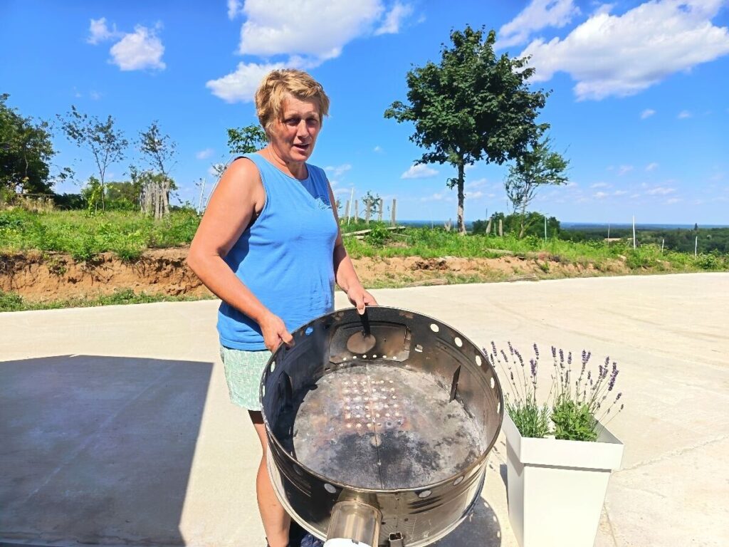 Ljekovitog bilja ljekovito bilje i luksuzni odmor podravska obitelj je izgradila vlastiti brend i otvorila vrata novom obliku turizma 2026 ljekovito bilje luksuzni odmor podravska obitelj izgrad 5 ljekovitog bilja iustitia. Bg iz gotovo ničega stvorili su obiteljski posao koji je izrastao u prepoznatljivo ime u proizvodnji i preradi ljekovitog bilja. Nakon više od dva desetljeća poslovanja, mladen i marijanka dijaković otvorili su novo... Ljekovito bilje i luksuzni odmor podravska obitelj je izgradila vlastiti brend i otvorila vrata novom obliku turizma 2026 2026-10-22 22:04:13 iustitia. Bg pravda - iustitia. Bg ljekovitog bilja