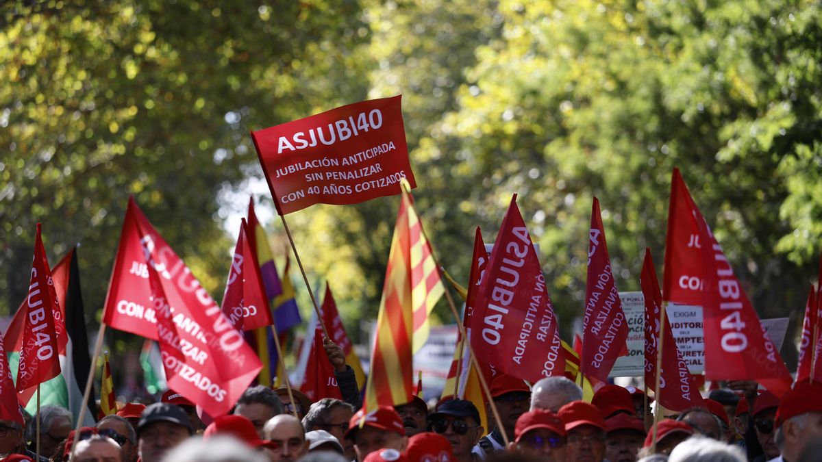 Los pensionistas escenifican su unión con la juventud en una gran manifestación en madrid: "no vamos a aceptar una marcha atrás" 2026 - justicia - iustitia. Bg Vista de la manifestación convocada por coordinadora estatal por la defensa del sistema público de pensiones (coespe) en defensa de las pensiones públicas en madrid este sábado.