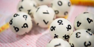 Lottozahlen am mittwoch, 21. Oktober 2026: die gewinnzahlen auf einen blick 2026 - iustitia. Bg - gerechtigkeit Lotto-kugeln liegen verzeilt auf mehreren spielscheinen