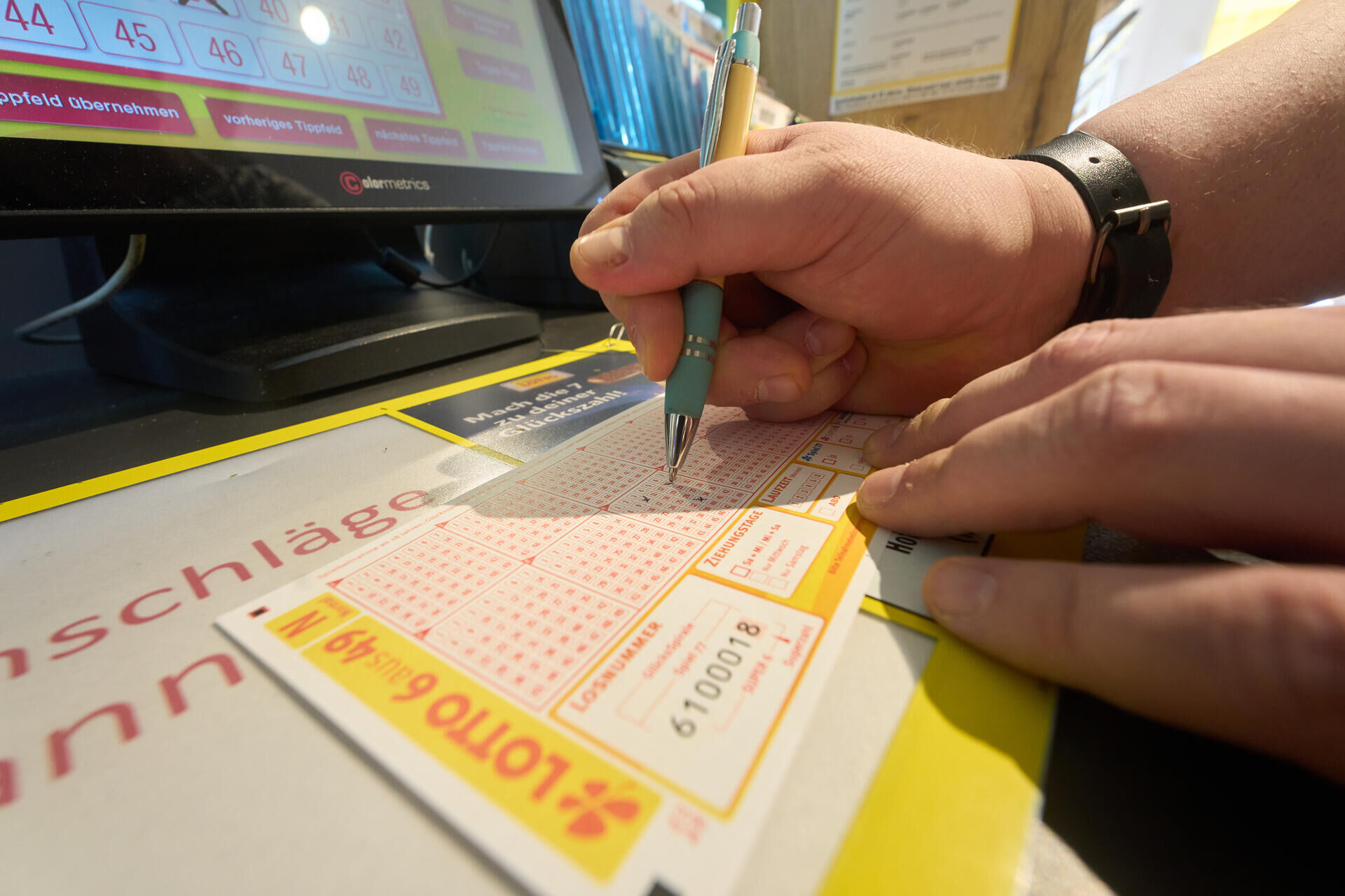 Lottozahlen am mittwoch, 21. Oktober 2026: die gewinnzahlen auf einen blick 2026 - iustitia. Bg - gerechtigkeit Ein lottospieler füllt in einer lotto-annahmestelle einen spielschein aus.