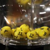 Lottozahlen am mittwoch, 21. Oktober 2026: die gewinnzahlen auf einen blick 2026 - iustitia. Bg - gerechtigkeit Mehrere gelbe lotto-kugeln.