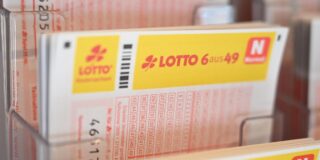 Mehrere lotto-scheine liegen in der auslage