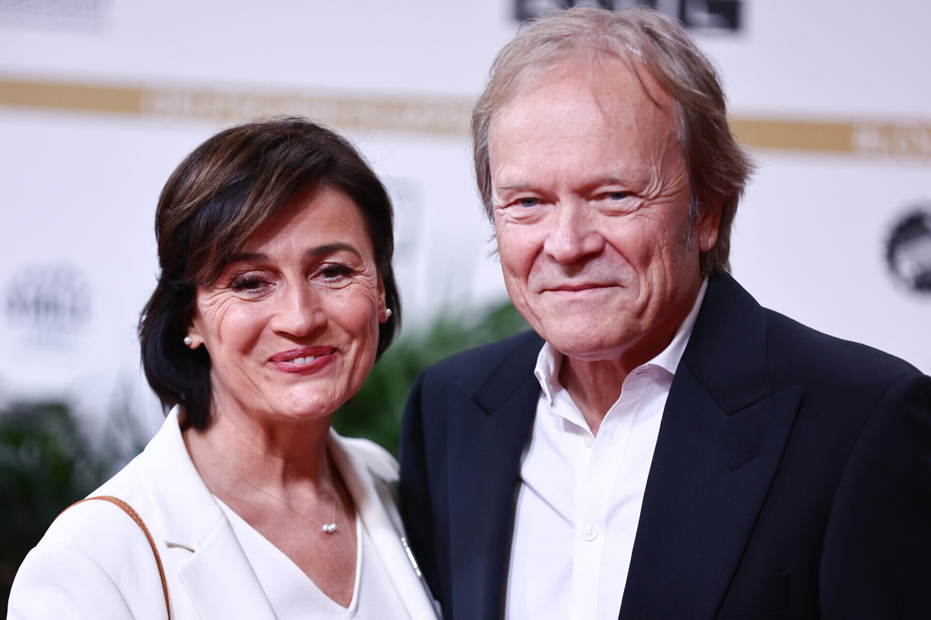 Sandra maischberger (l), moderatorin, und ihr mann jan kerhart, kameramann, kommen zur 75. Verleihung des deutschen filmpreises in berlin.