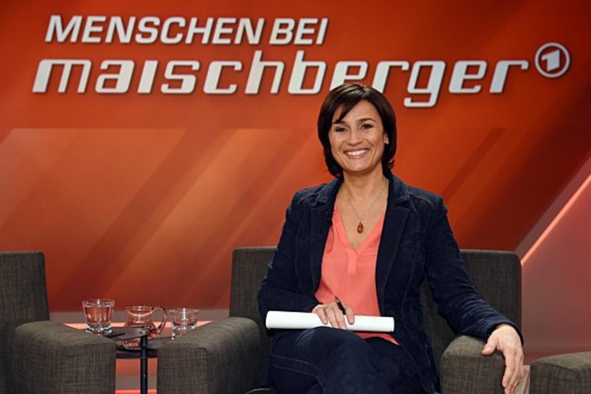 Die moderatorin sandra maischberger sitzt nach der aufzeichnung der ard-talkshow «menschen bei maischberger» auf einem sessel und guckt in die kamera.