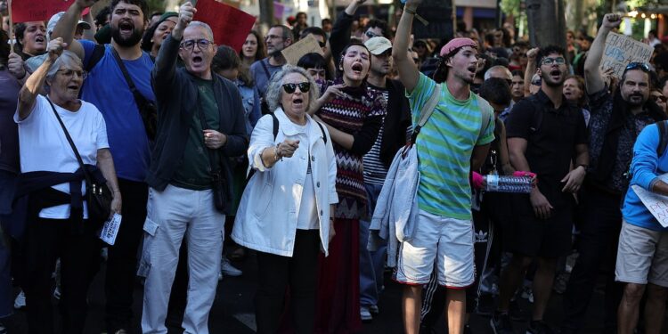 Manifestação pela habitação chega ao rossio. Milhares na praça d. João i, no porto 2026