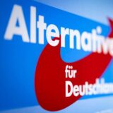 Aufsteller mit dem schriftzug „alternative für deutschland“ und dem logo der afd.