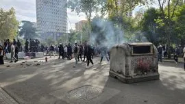 Материјални штети, судири и десетици повредени во протестите во тирана 2026 - правда - юстиция Материјални штети судири материјални штети, судири и десетици повредени во протестите во тирана 2026 materi alni shteti sudiri desetitsi povredeni protestit материјални штети судири iustitia. Bg искршени семафори, запалени канти за отпадоци, уништени билборди и оштетени излози на институции и деловни објекти го променија изгледот на улиците во tирана, во протестите што... Материјални штети, судири и десетици повредени во протестите во тирана 2026 2026-10-16 09:23:40 правда - юстиция материјални штети судири
