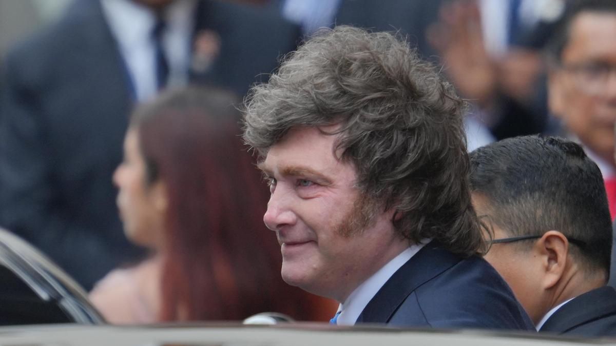 Milei pasa de la motosierra contra los "políticos ladrones" a coleccionar escándalos de corrupción 2026 - justicia - iustitia. Bg El presidente de argentina javier milei.