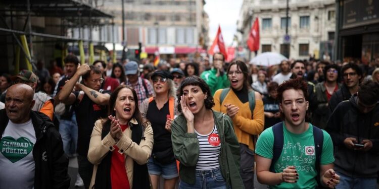 Miles de personas se manifiestan de sol al congreso para pedir que se convalide el decreto de vivienda: "rentistas culpables, diputados responsables" 2026 - justicia - iustitia. Bg Miles de personas se manifiestan de sol al congreso para pedir que se convalide el decreto de vivienda: "rentistas culpables, diputados responsables" 2026