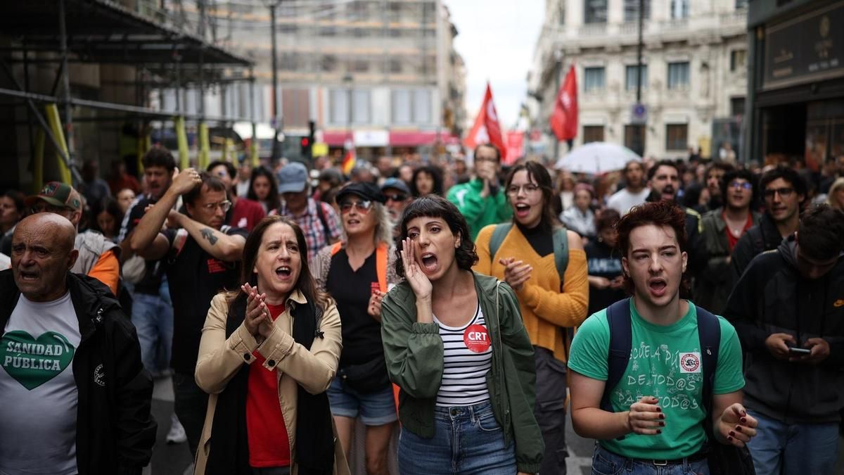 Miles de personas se manifiestan de sol al congreso para pedir que se convalide el decreto de vivienda: "rentistas culpables, diputados responsables" 2026 - justicia - iustitia. Bg Miles de personas se manifiestan de sol al congreso para pedir que se convalide el decreto de vivienda: "rentistas culpables, diputados responsables"