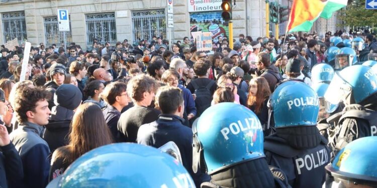 Miles de jóvenes protestan en milán por los precios y el despliegue policial de meloni 2026