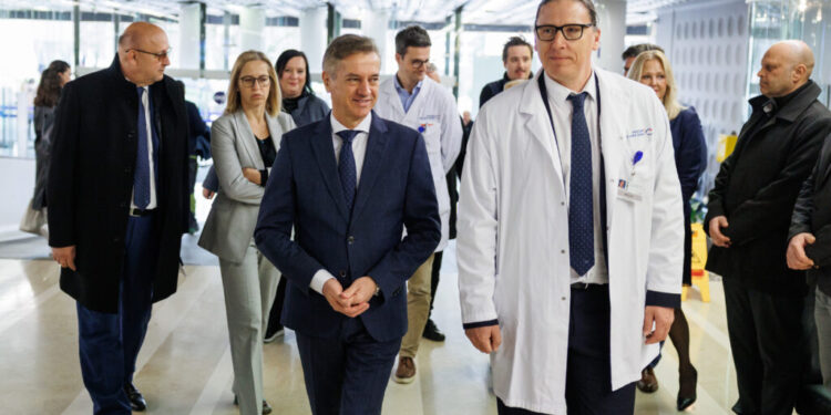 Milijonar, ki je vse življenje živel na plečih davkoplačevalcev, govori, kako se daje samo eliti, hkrati pa dokazuje, da mu gre samo za položaj! 2026