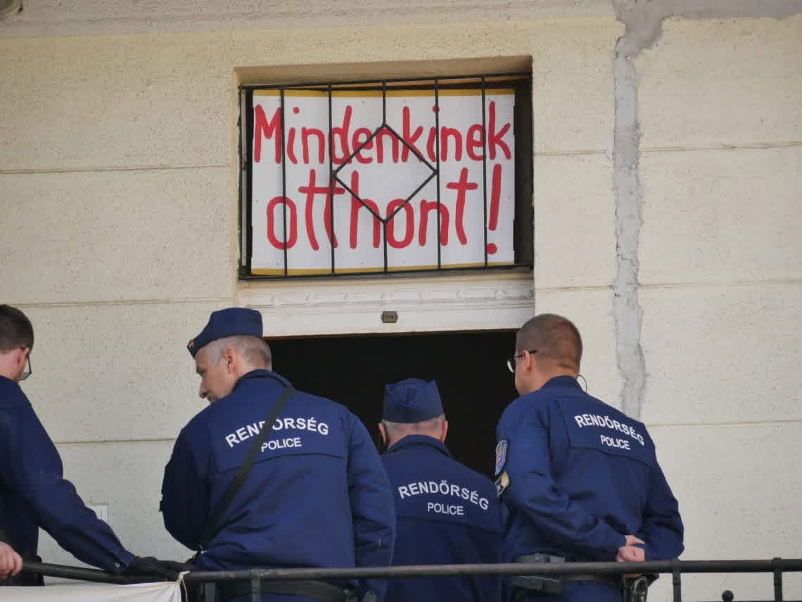 „most akkor a katonák jönnek értünk? ” – kárpátaljai menekülteket lakoltattak ki a 16. Kerületben, miután átverték őket az albérlettel 2026 - igazságszolgáltatás - iustitia. Bg Akkor a katonák „most akkor a katonák jönnek értünk? ” – kárpátaljai menekülteket lakoltattak ki a 16. Kerületben, miután átverték őket az albérlettel 2026 most akkor katon nnek taljai menek lteket lakoltattak k akkor a katonák „most akkor a katonák jönnek értünk? ” – tette fel a kérdést egy... Iustitia. Bg „most akkor a katonák jönnek értünk? ” – kárpátaljai menekülteket lakoltattak ki a 16. Kerületben, miután átverték őket az albérlettel 2026 2026-10-02 14:10:45 igazságszolgáltatás - iustitia. Bg akkor a katonák
