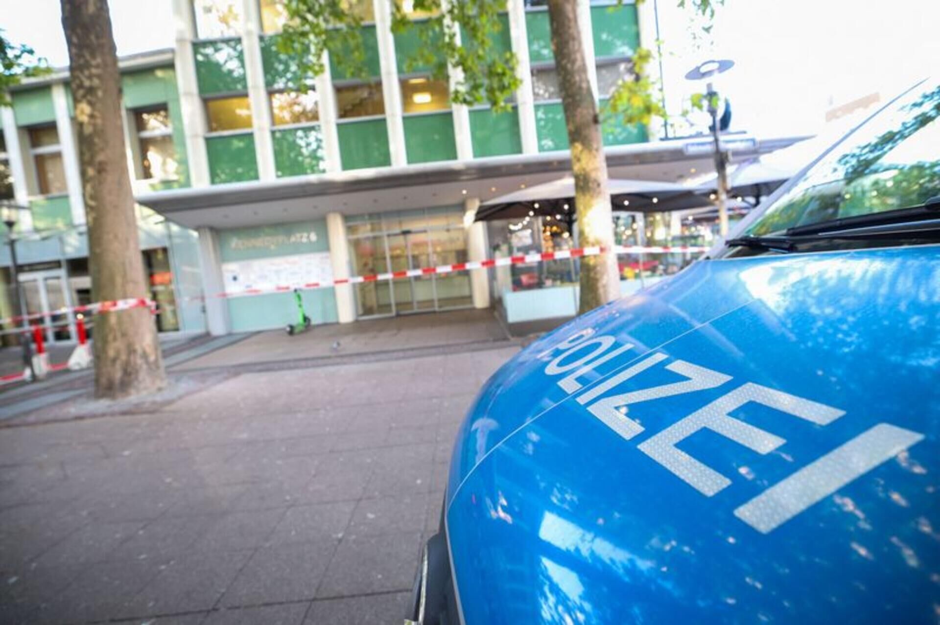 Nach häftlingsbefreiung in essen: justizminister limbach will überfallene beamte besuchen 2026 - iustitia. Bg - gerechtigkeit Ein streifenwagen der polizei steht vor dem ärztehaus in der essener innenstadt.